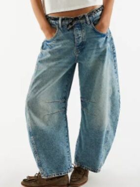 We The Free Mid Rise Barrel Jeans. Size 29